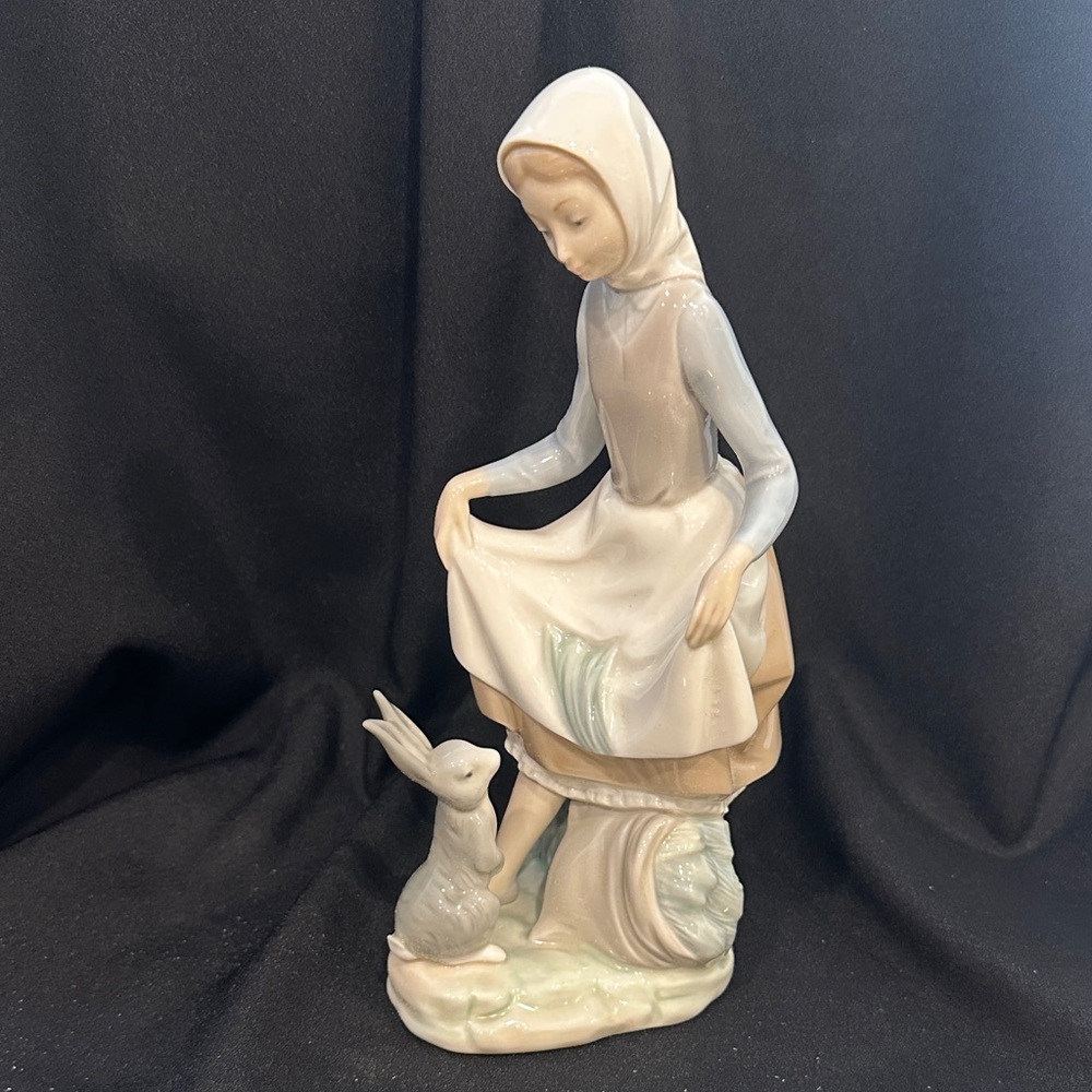 Lladro #4826 - Rabbit food